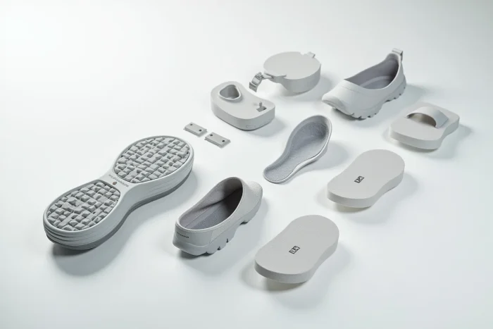 Composants décomposés d'une chaussure Skechers présentés en vue éclatée sur fond blanc